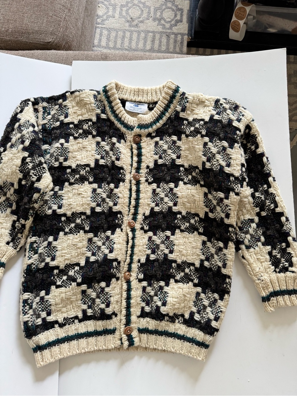 Vintage winter sweater perfection ❄️🤍
Hand knit wool cardigan - Picture 2 of 8